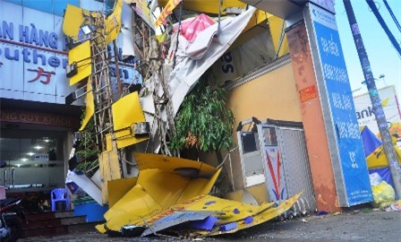 Một phần biển quảng cáo bị hất văng sang trụ sở ngân hàng bên cạnh trên đường Lê Văn Việt.