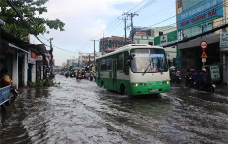 Mưa lớn cũng đã gây ngập nặng tuyến đường Lê Văn Việt.