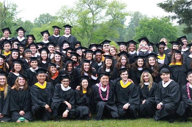 Châu Thanh Vũ (giữa) tại buổi lễ tốt nghiệp đại học