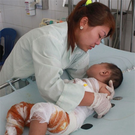 Con đau đớn luôn mồm rên rỉ, chị cũng khóc lặng theo con