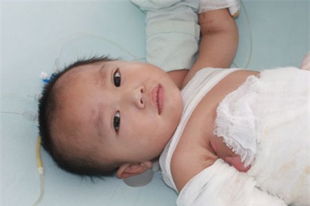 Một chút hiếu kỳ&nbsp;của cậu bé khi nhìn thấy ống kính máy ảnh