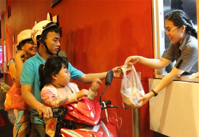 Xếp hàng chờ nhận đồ ăn miễn phí ở Sài Gòn