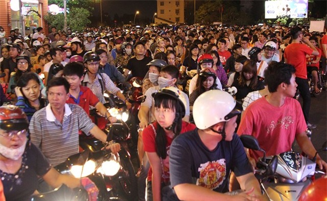 Xếp hàng chờ nhận đồ ăn miễn phí ở Sài Gòn