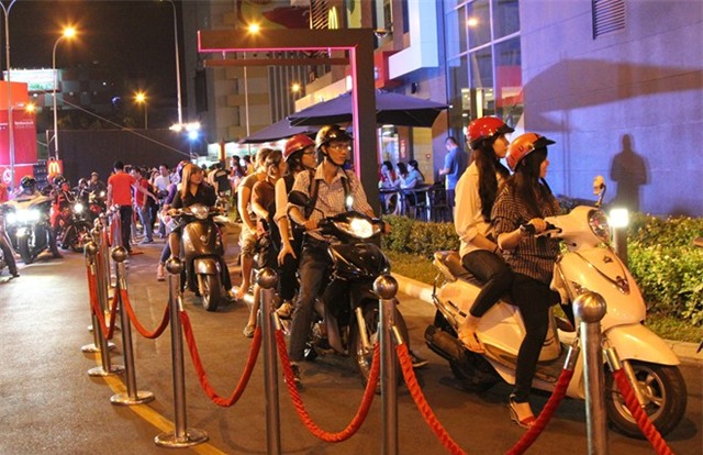 Xếp hàng chờ nhận đồ ăn miễn phí ở Sài Gòn