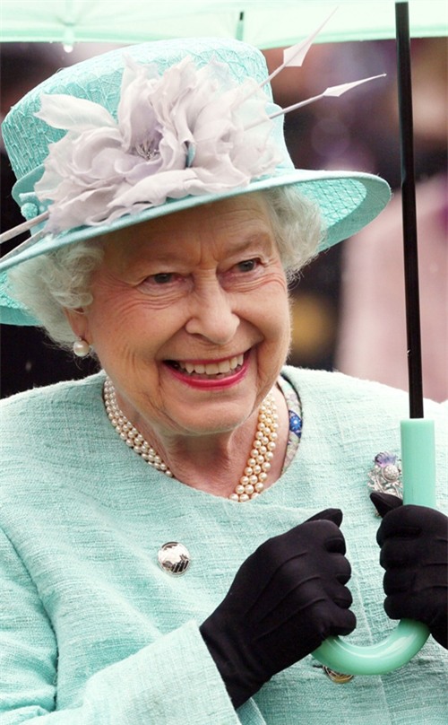 Nữ hoàng Anh cầu kỳ trong cả cách mix ô