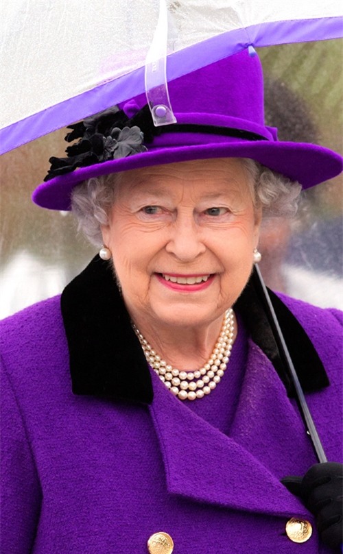 Nữ hoàng Anh cầu kỳ trong cả cách mix ô