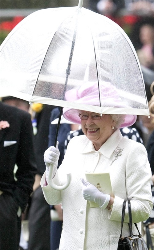 Nữ hoàng Anh cầu kỳ trong cả cách mix ô