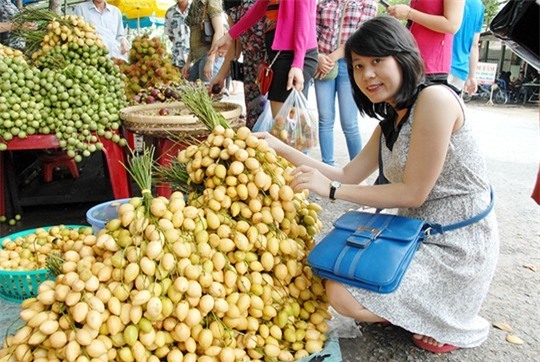 Dâu là cây đặc sản của huyện Phong Điền, chính vì vậy nhiều nhà vườn trồng dâu khi đến mùa thu hoạch kết hợp với du lịch miệt vườn để tăng thu nhập.