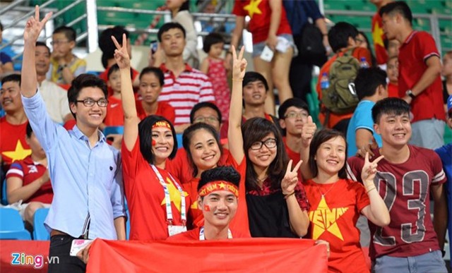 Á hậu Tú Anh, ca sĩ Phương Thanh cổ vũ U23 Việt Nam