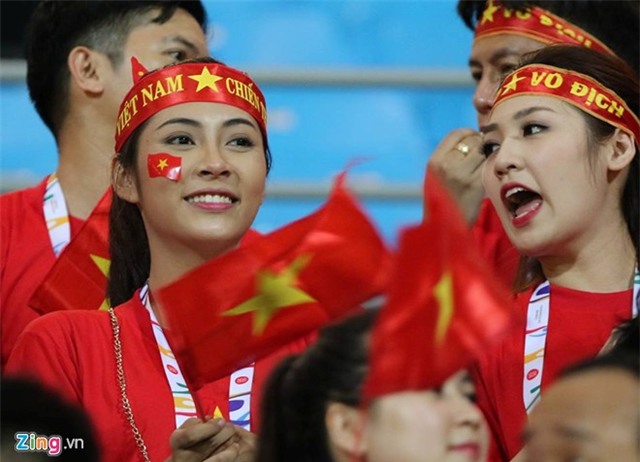 Á hậu Tú Anh, ca sĩ Phương Thanh cổ vũ U23 Việt Nam