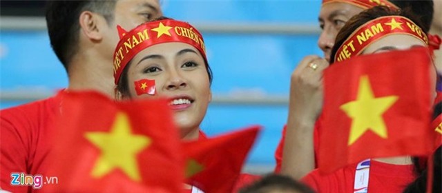 Á hậu Tú Anh, ca sĩ Phương Thanh cổ vũ U23 Việt Nam