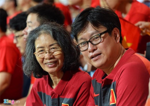 Á hậu Tú Anh, ca sĩ Phương Thanh cổ vũ U23 Việt Nam