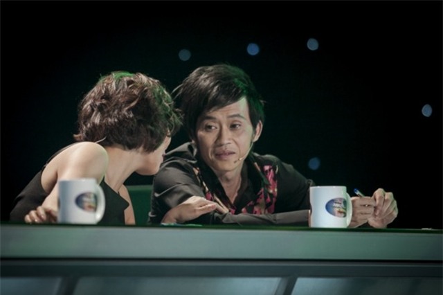 Hoài Linh động viên nam ca sĩ.