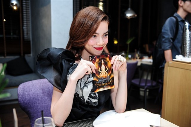 Hồ Ngọc Hà tươi cười giữa 'bão tin đồn'