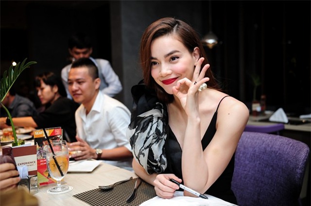 Hồ Ngọc Hà tươi cười giữa 'bão tin đồn'