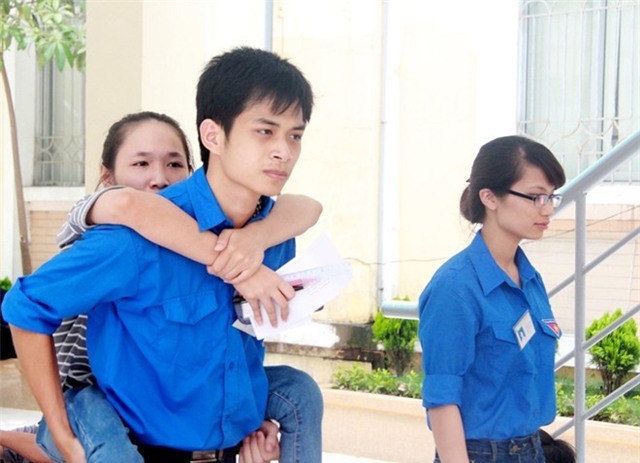 Em Huệ được sinh viên khuyết tật cõng vào phòng thi.