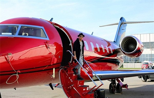 Theo chân sao: Hamilton chơi trội với phi cơ màu đỏ