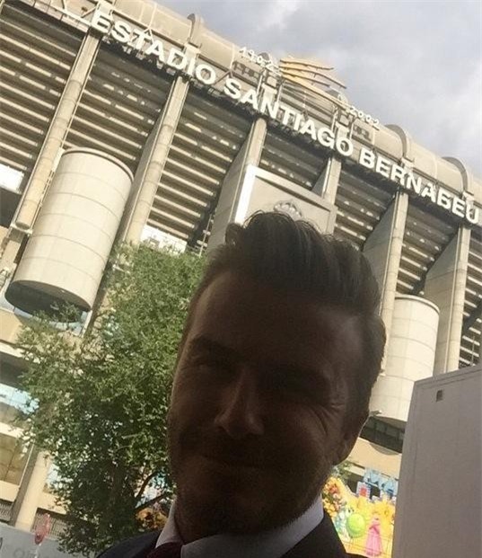 Theo chân sao: Hamilton chơi trội với phi cơ màu đỏ