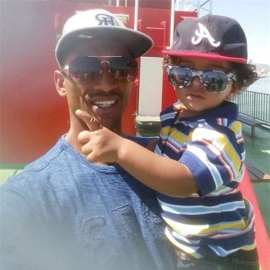 Theo chân sao: Hamilton chơi trội với phi cơ màu đỏ