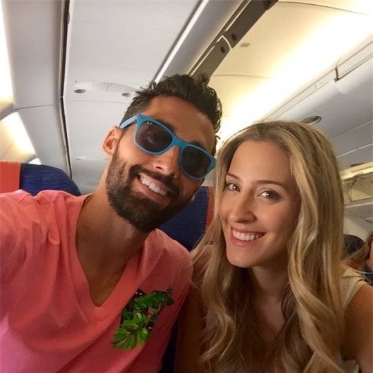 Theo chân sao: Hamilton chơi trội với phi cơ màu đỏ