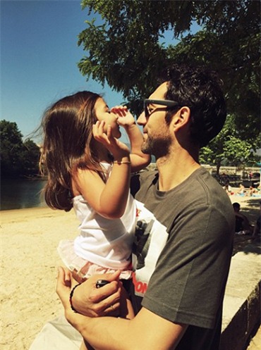 Theo chân sao: Hamilton chơi trội với phi cơ màu đỏ