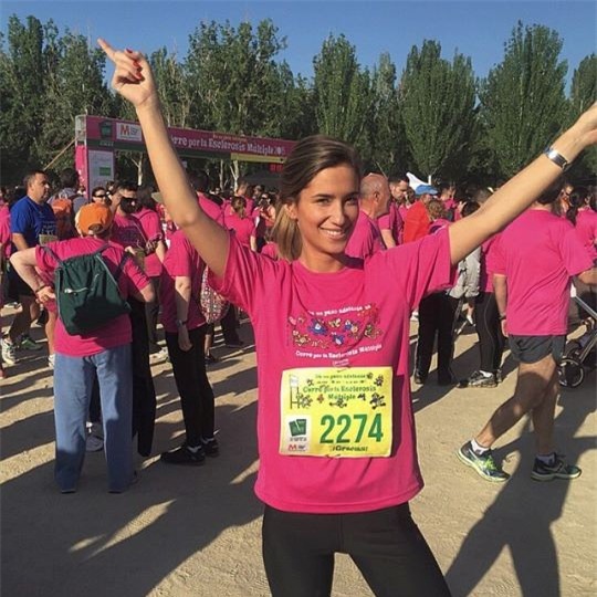 Theo chân sao: Hamilton chơi trội với phi cơ màu đỏ