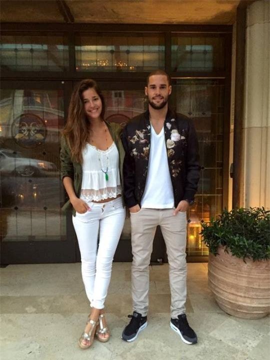 Theo chân sao: Hamilton chơi trội với phi cơ màu đỏ