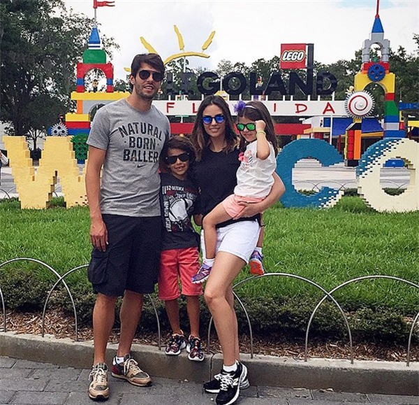 Theo chân sao: Hamilton chơi trội với phi cơ màu đỏ