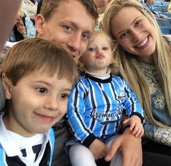 Theo chân sao: Hamilton chơi trội với phi cơ màu đỏ