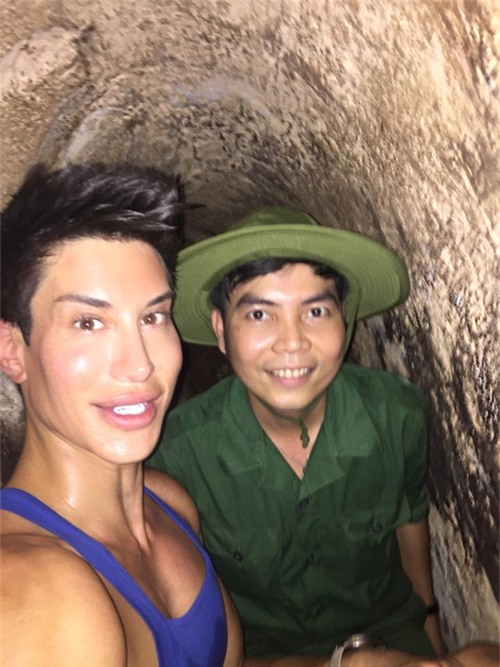 "Búp bê sống" Justin Jedlica bất ngờ ghé thăm Việt Nam - 3