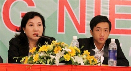 Cường đô la ngày càng lép vế so với mẹ và em gái.
