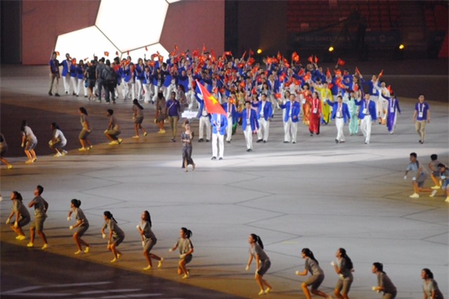 Sau khi 11 đoàn thể thao diễu hành qua khán đài, lễ rước cờ đã được tiến hành.