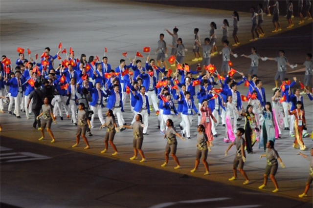 Sau khi 11 đoàn thể thao diễu hành qua khán đài, lễ rước cờ đã được tiến hành.