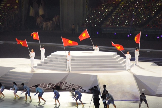 Sau khi 11 đoàn thể thao diễu hành qua khán đài, lễ rước cờ đã được tiến hành.