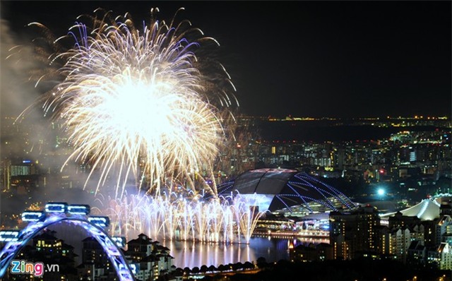 Pháo hoa rực sáng SVĐ quốc gia Singapore