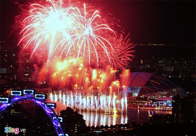 Pháo hoa rực sáng SVĐ quốc gia Singapore