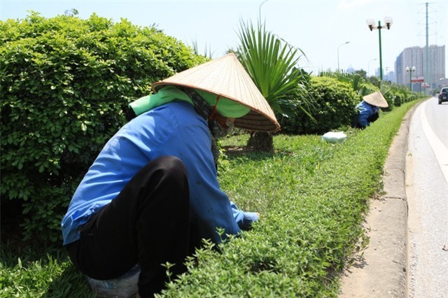 Những người thường xuyên lao động ngoài trời nắng cần có những trang phục chống nóng, uống đủ nước. Ảnh: Chí Cường