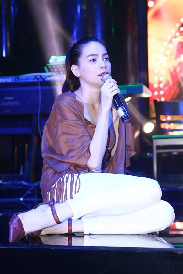 Hồ Nhọc Hà trong một buổi offline với các fan gần đây.