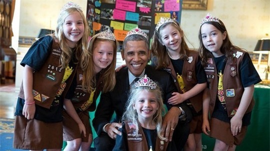 Tổng thống Obama hóa thân thành một nàng công chúa cùng các bé gái tới từ Tulsa, Oklahoma.