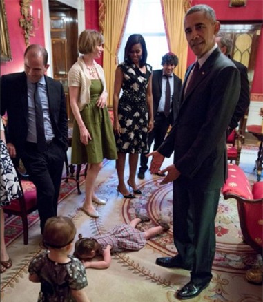 Khoảnh khắc ngộ nghĩnh của Obama với trẻ con