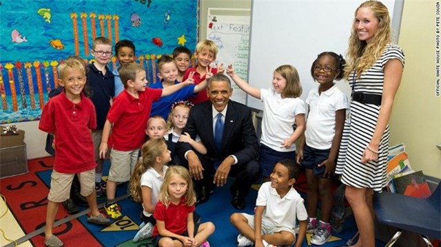 “Đừng gắn tai thỏ nhé nhé các bạn nhỏ”, ông Obama thủ thỉ với nhóm học sinh của một trường tiểu học tại căn cứ không quân MacDill, thành phố Tampa, bang Florida. 