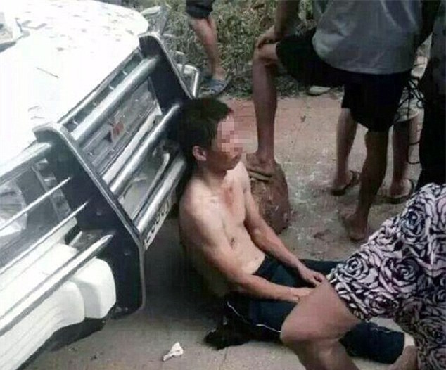 Dân làng Trung Quốc treo xác chó lên cổ kẻ trộm