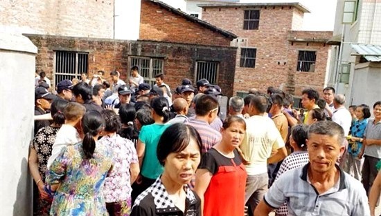 Dân làng Trung Quốc treo xác chó lên cổ kẻ trộm