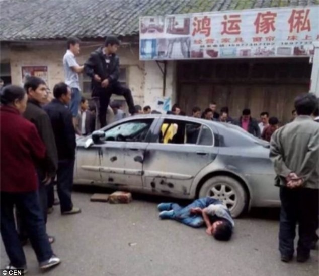 Dân làng Trung Quốc treo xác chó lên cổ kẻ trộm