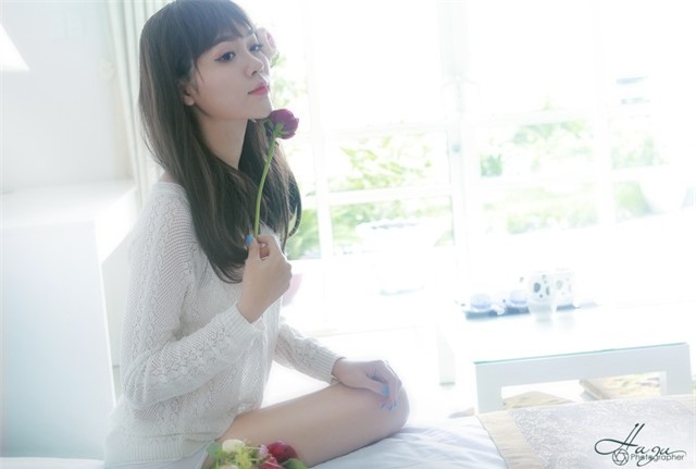 Tuy nhiên gương mặt với những đường nét chuẩn của Ngọc Diệp lại thường xuyên nhận những ánh mắt dò xét nghi ngờ là sản phẩm của dao kéo. Đáp lại những ý kiến này, cô bạn thẳng thẳn thừa nhận mình đã thực hiện phẫu thuật chỉnh cằm và mũi để trở nên hoàn hảo hơn.