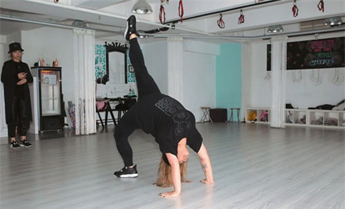 Cô gái nặng 180kg khoe tài uốn dẻo và vũ đạo gợi cảm - 4