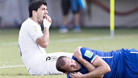 Án treo giò 9 trận  tại ĐTQG vì cắn Chiellini khiến Suarez không thể dự Copa America