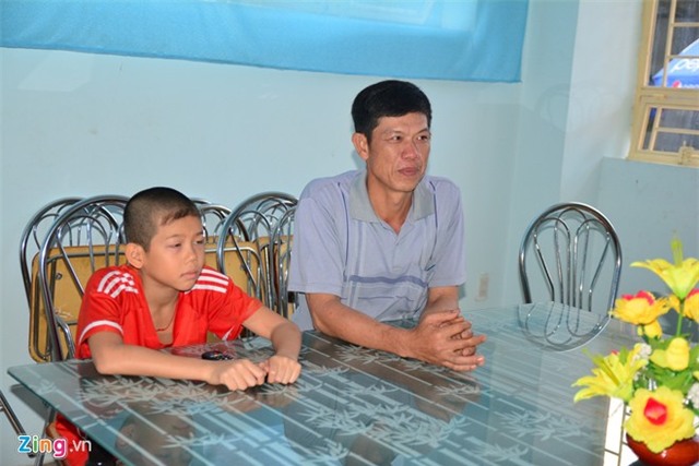 Bố của Ánh Viên thường xuyên đến trung tâm TDTT Quốc phòng 4 để xem cô thi đấu cùng với các HLV ở đây.