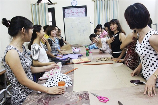 Học viên hào hứng trong buổi học tại một phòng học của trung tâm Trường Chinh. Ảnh: Ngọc Lan.