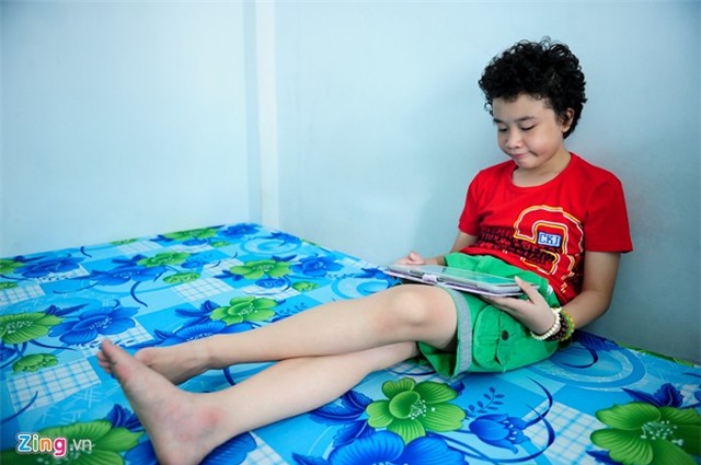 Sau 9 tháng, cậu bé tròn trịa ngày nào đã cao lớn và thon gọn hơn hẳn.